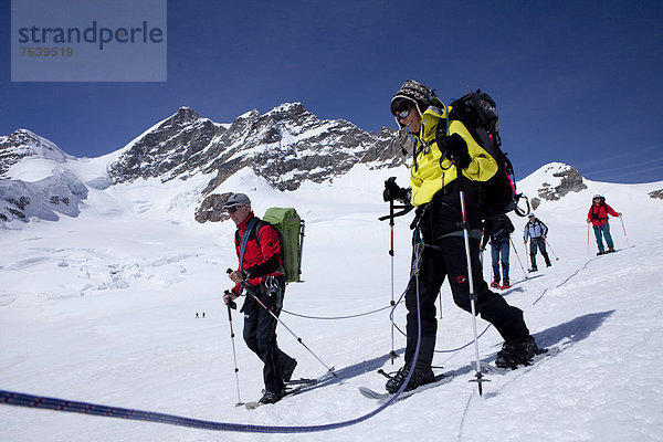 Schneeschuh Berg Seil Tau Strick Tagesausflug Eis Gletscher Alpen Bergwandern Moräne Wintersport Aletschgletscher