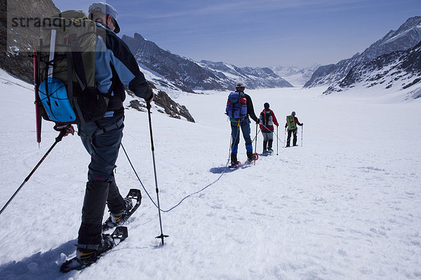 Schneeschuh Berg Seil Tau Strick Tagesausflug Eis Gletscher Alpen Bergwandern Moräne Platz Wintersport Aletschgletscher