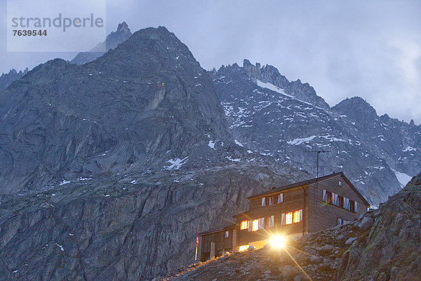 Hütte Europa Berg gehen Beleuchtung Licht wandern Alpen Bern Schweiz trekking Berghütte Almhütte bei Nacht