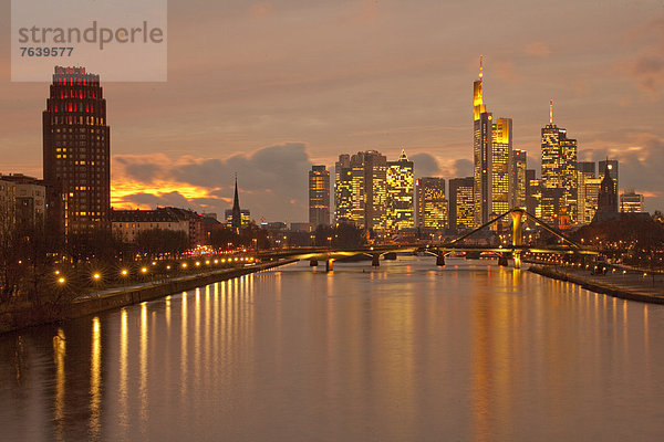 Skyline  Skylines  bauen  Wasser  Europa  Dunkelheit  Nacht  Gebäude  Stadt  Großstadt  fließen  Fluss  Beleuchtung  Licht  Frankfurt am Main  Deutschland