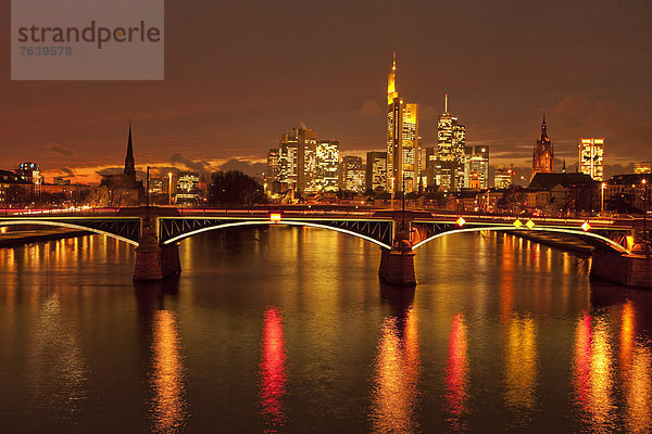 Skyline  Skylines  bauen  Wasser  Europa  Dunkelheit  Nacht  Gebäude  Stadt  Großstadt  fließen  Fluss  Beleuchtung  Licht  Frankfurt am Main  Deutschland