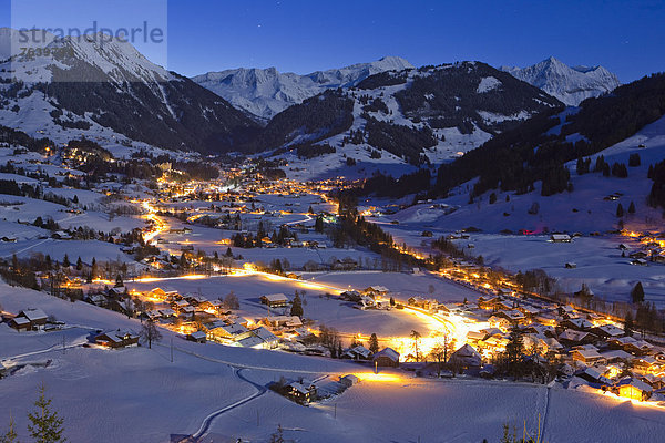Europa Berg Winter Dunkelheit Nacht Dorf Beleuchtung Licht Bern Berner Oberland Gstaad Schweiz