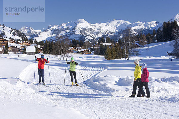 Winter gehen Dorf wandern Ski Langlaufski