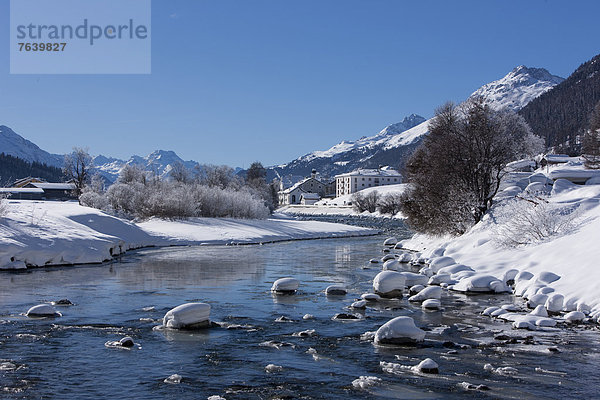 Wasser Europa Berg Winter fließen Fluss Bach Dorf Hotel Kanton Graubünden Engadin Oberengadin Schweiz Gewässer