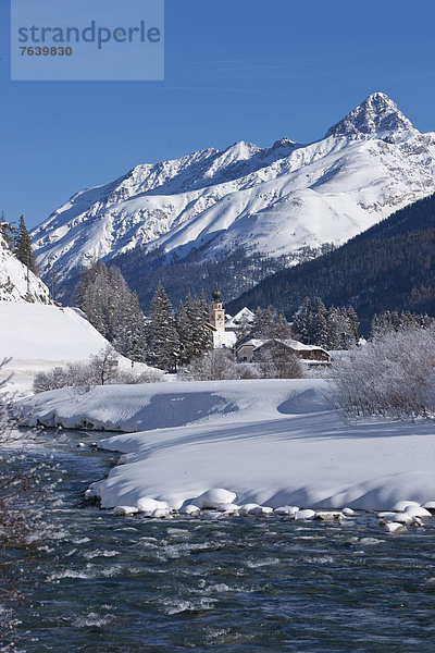 Wasser Europa Berg Winter fließen Fluss Bach Dorf Hotel Kanton Graubünden Engadin Oberengadin Schweiz Gewässer