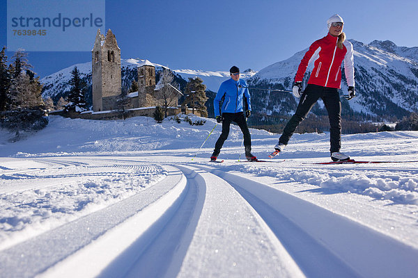 Frau Winter Mann Kirche Ski Langlaufski Kanton Graubünden Wintersport
