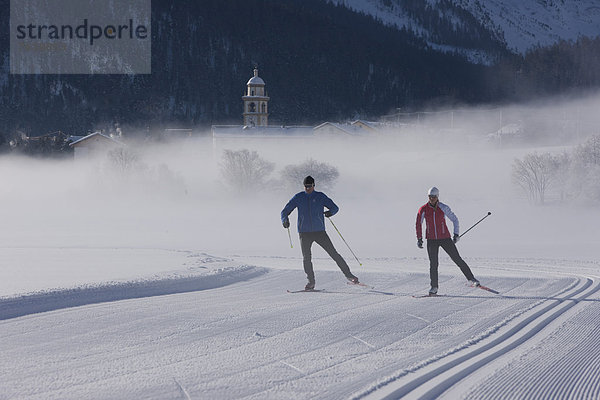 Frau Winter Mann Ski Langlaufski Kanton Graubünden Wintersport