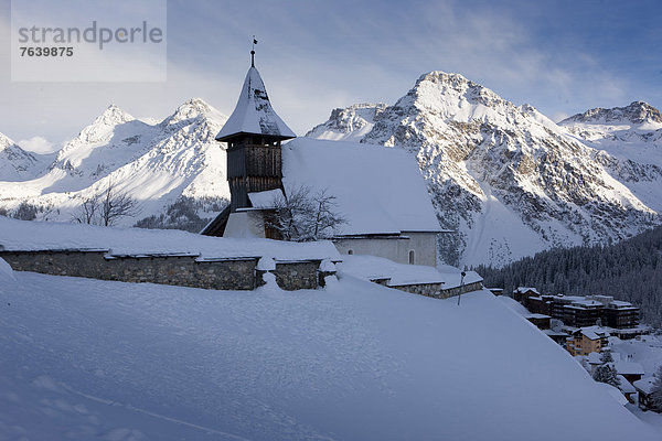 Europa Berg Winter Kirche Religion Kanton Graubünden Arosa Schweiz