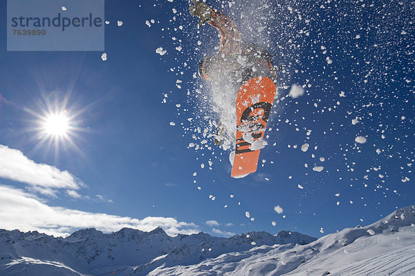 Berg Winter Mann Snowboard Snowboarding springen Kanton Graubünden Wintersport