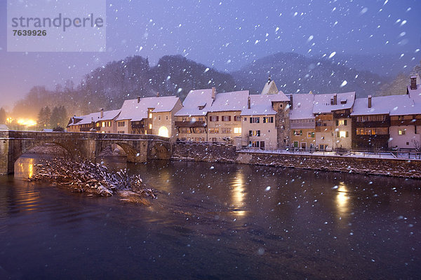 Wasser Europa Winter Brücke fließen Fluss Bach Dorf Schnee Schweiz Gewässer bei Nacht