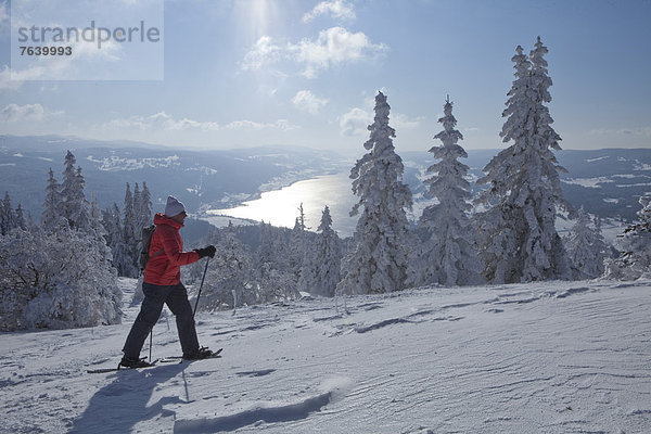Landschaftlich schön landschaftlich reizvoll Schneeschuh Berg Winter Mann gehen Baum Landschaft See wandern Wintersport