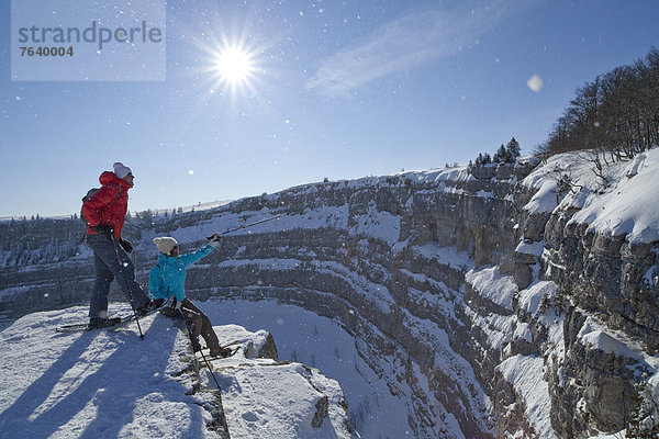 Felsbrocken Schneeschuh Frau Berg Winter Mann Stein gehen Steilküste Tagesausflug wandern Bergwandern Schnee Wintersport