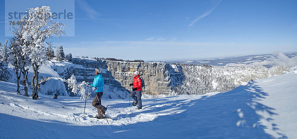 Felsbrocken Panorama Schneeschuh Frau Berg Winter Mann Stein gehen Steilküste Tagesausflug wandern Bergwandern Schnee Wintersport