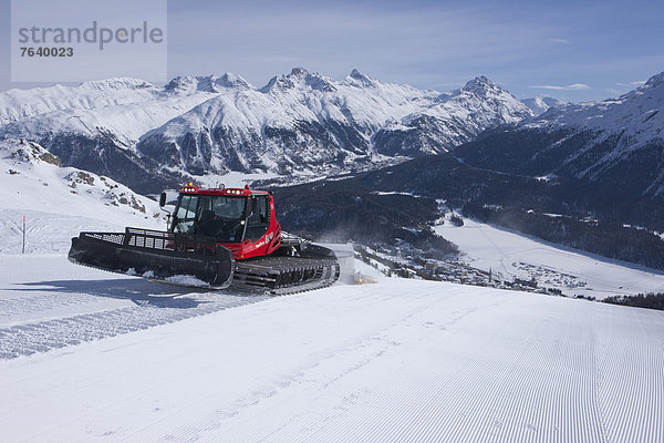 Europa Bräutigam Ski Kanton Graubünden Skipiste Piste Engadin Oberengadin Hang Schnee Schweiz Wintersport