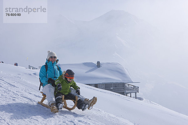 Winter Weg fahren Urlaub Schlitten Mutter - Mensch Wanderweg mitfahren Tourismus Wintersport