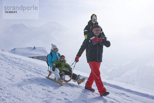 Winter gehen Weg fahren Urlaub Schlitten Wanderweg mitfahren Tourismus Wintersport