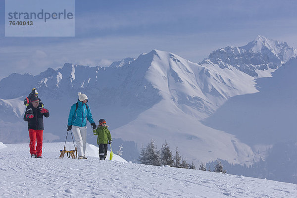 Winter gehen Weg fahren Urlaub Schlitten Wanderweg mitfahren Rutsche rutschen Tourismus Wintersport