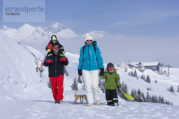 Winter gehen Weg fahren Urlaub Schlitten Wanderweg mitfahren Rutsche rutschen Tourismus Wintersport