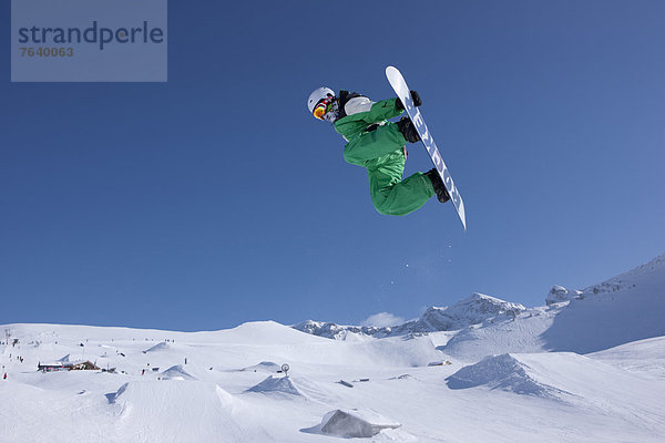Winter Snowboard Snowboarding springen Außenaufnahme Tiefschnee Wintersport