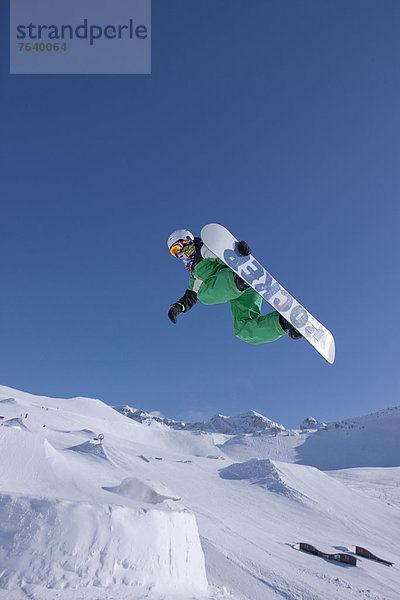 Winter Snowboard Snowboarding springen Außenaufnahme Tiefschnee Wintersport
