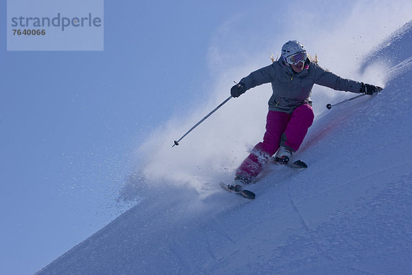 Frau Berg Winter schnitzen Skisport Ski Skipiste Piste Wintersport