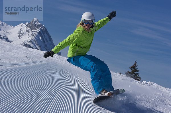 Frau Berg Winter Snowboard Snowboarding Alpen Außenaufnahme Tiefschnee Wintersport
