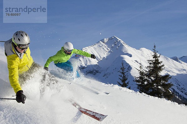 Frau Berg Winter Mann schnitzen Alpen Skisport Ski Wintersport