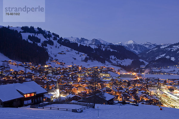 Europa Winter Dunkelheit Nacht Dorf Beleuchtung Licht Bern Berner Oberland Schnee Schweiz