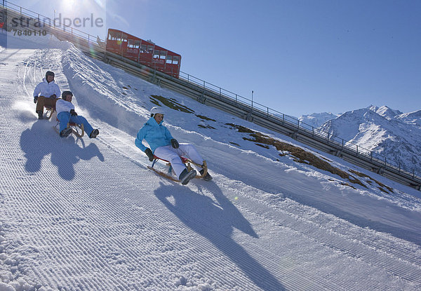 fahren Ansicht Schlitten Kanton Graubünden Seilbahn mitfahren Wintersport
