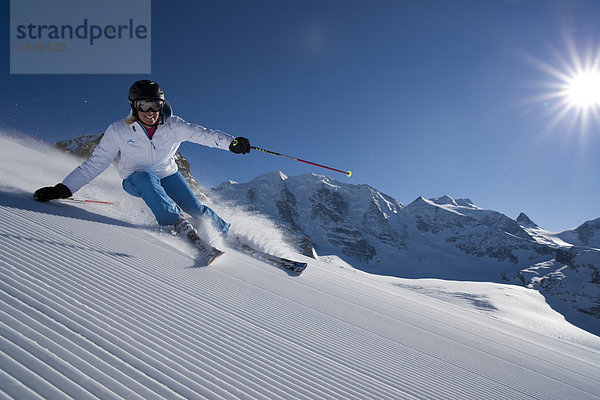 Frau Winter schnitzen Skisport Ski Ansicht Kanton Graubünden Schotterstrasse Sonne Wintersport