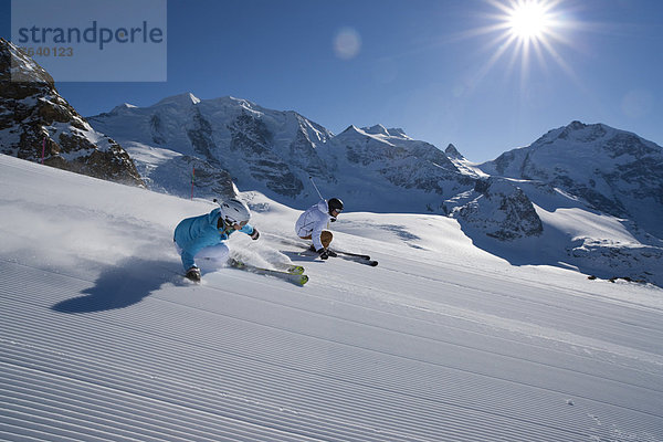 Frau Winter Mann schnitzen Skisport Ski Ansicht Kanton Graubünden Skipiste Piste Schotterstrasse Sonne Wintersport