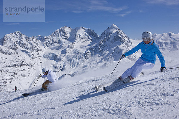 Frau Berg Winter Mann schnitzen Skisport Ski Ansicht Kanton Graubünden Wintersport