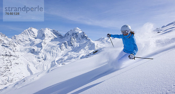Panorama Frau Berg schnitzen Skisport Ski Ansicht Kanton Graubünden Pulverschnee Schnee Wintersport