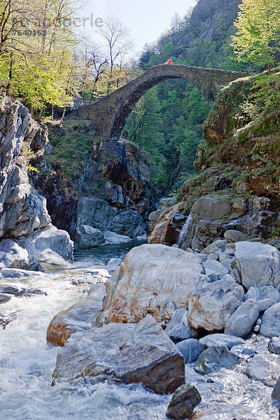 Steinbrücke Wasser Europa Brücke fließen Fluss Bach Intragna Steinerne Brücke Schweiz Gewässer