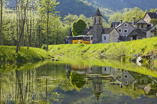 Europa Spiegelung fließen Fluss Bach Dorf Schweiz