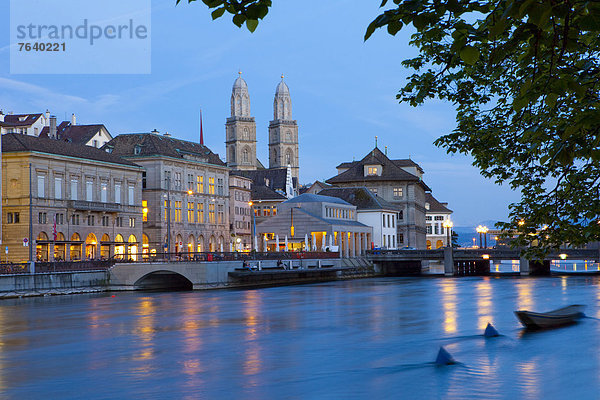 bauen Wasser Europa Dunkelheit Abend Nacht Gebäude Stadt Großstadt fließen Fluss Bach Kirche Religion Schweiz Zürich Gewässer