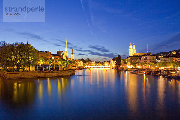 bauen Wasser Europa Dunkelheit Nacht Gebäude Stadt Großstadt fließen Fluss Bach Kirche Religion Schweiz Zürich Gewässer