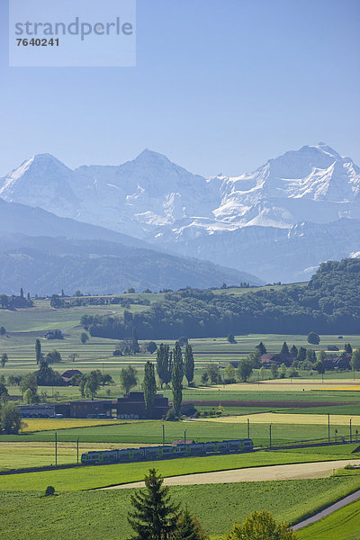 Landschaftlich schön landschaftlich reizvoll Europa Berg Landschaft Landwirtschaft Fernverkehrsstraße Zug Alpen Ansicht Eiger Bern Mönch Schweiz