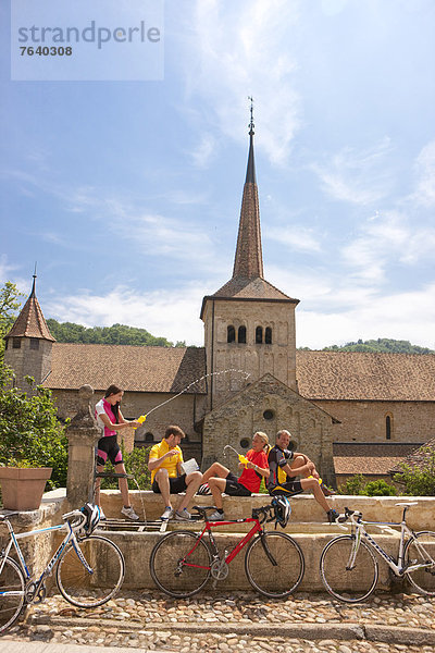 Frau Mann Fahrrad Rad Urlaub Kirche Religion Ziehbrunnen Brunnen Rennrad Spaß Tourismus Fahrrad fahren
