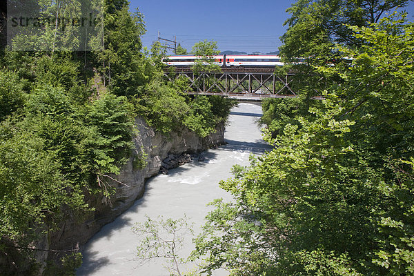 Europa Fernverkehrsstraße Brücke fließen Fluss Zug Schlucht Bern Schweiz