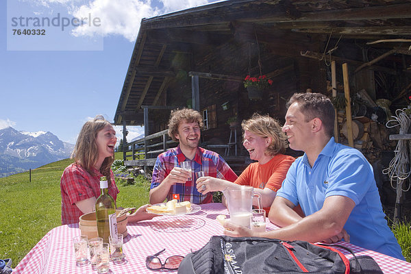 Frau Berg Mann Lebensmittel gehen Weg Restaurant Touristin wandern Käse trinken essen essend isst Gastronomie Wanderweg trekking Almhütte