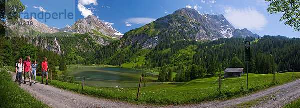 Panorama Frau Mann gehen Weg See wandern Wanderweg Bergsee trekking