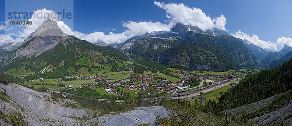 Panorama Europa Fernverkehrsstraße Dorf Bahnhof Zug Bern Berner Oberland Kandersteg Schweiz