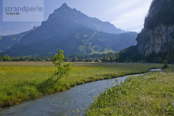 Wasser Europa Berg fließen Fluss Bach Bern Berner Oberland Kandersteg Schweiz Gewässer