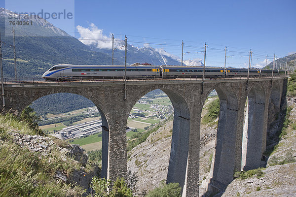 Europa Fernverkehrsstraße Brücke Zug Schweiz Viadukt