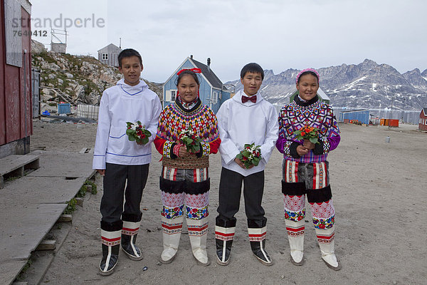 Jugendlicher  Tradition  Junge - Person  Kirche  Religion  Mädchen  Sermiligaaq  Grönland  Konfirmation  Folklore