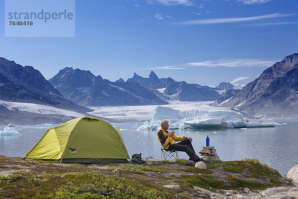 Mann  Eis  camping  Zelt  Moräne  Sermiligaaq  Grönland