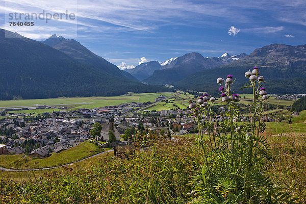 Europa Kirche Religion Dorf Draufsicht Kanton Graubünden Engadin Oberengadin Schweiz