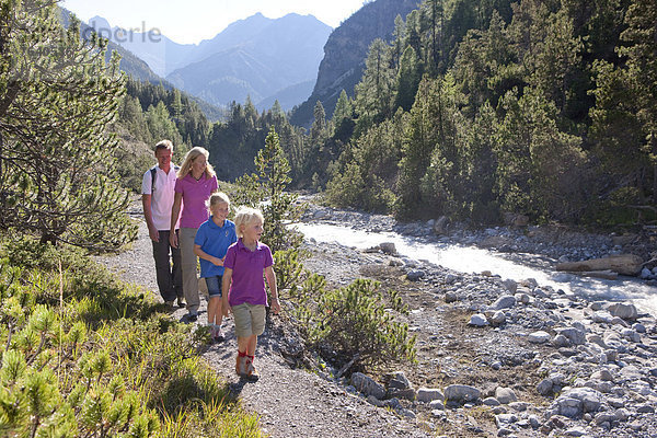 Nationalpark gehen Weg Wald Natur Bach Holz wandern Kanton Graubünden Wanderweg trekking