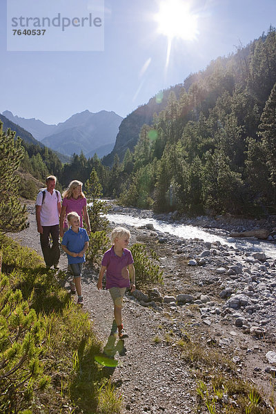 Nationalpark gehen Weg Wald Natur Bach Holz wandern Kanton Graubünden Wanderweg trekking